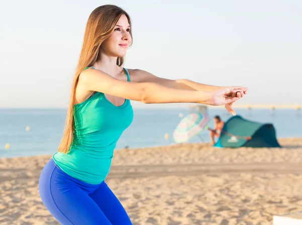 Portrait of sportswoman which is doing excercises for warm-up — Stock Photo, Image