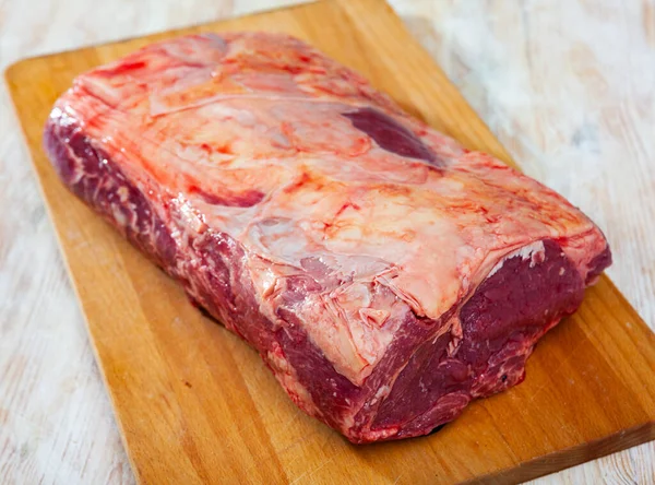 Nahaufnahme von Striploin-Stücken auf Holztisch — Stockfoto