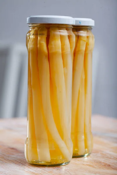 Asperges marinées dans un bocal en verre sur une surface en bois — Photo