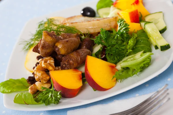 Salad with roasted chicken hearts — Stock Photo, Image