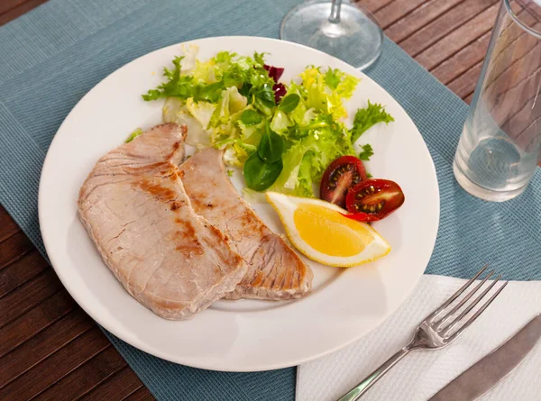 Жареное тунцовое филе с салатом из лимона и овощей — стоковое фото