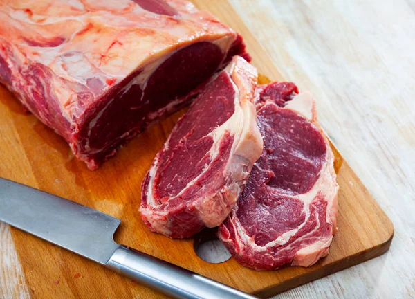 Főzés nélküli marhahús márványos steak paprikával az asztalon — Stock Fotó