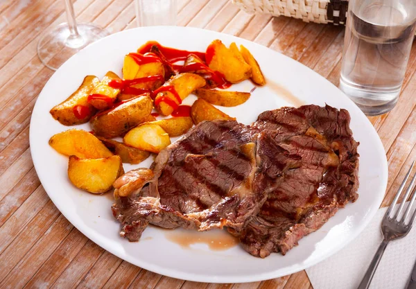 Nötkött med potatis på vitplåt — Stockfoto