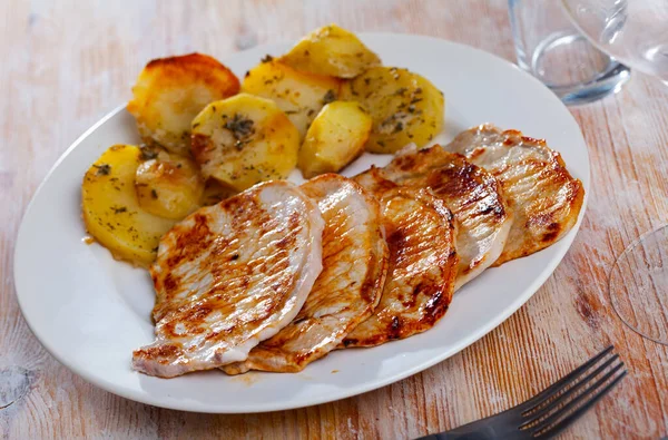 Close up de deliciosa carne de porco assada com batatas — Fotografia de Stock