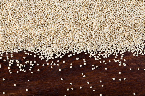 Quinoa na drewnianym tle — Zdjęcie stockowe