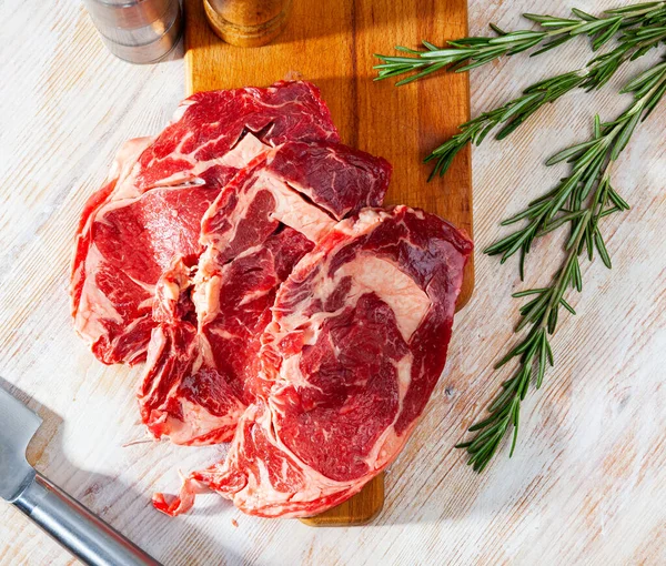 Świeży surowy stek wołowy — Zdjęcie stockowe
