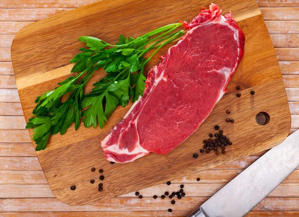 Piece of beef with peas of bitter pepper and parsley — Stock Photo, Image