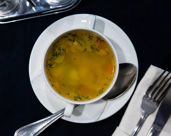 Zupa warzywna ze świeżo posiekanym koperkiem — Zdjęcie stockowe