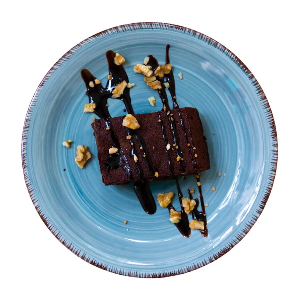 Кусок шоколадного торта подается на тарелке — стоковое фото