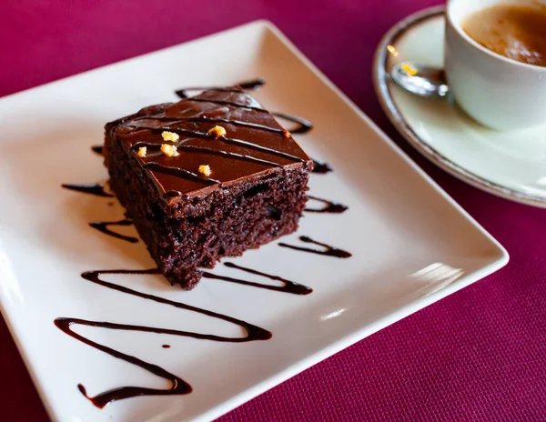 Pedaço de bolo de chocolate com mousse de chocolate e nozes para decoração — Fotografia de Stock