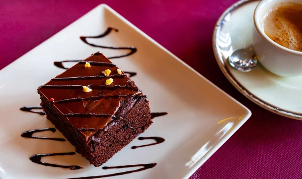 Домашний десертный пирог с шоколадной начинкой — стоковое фото