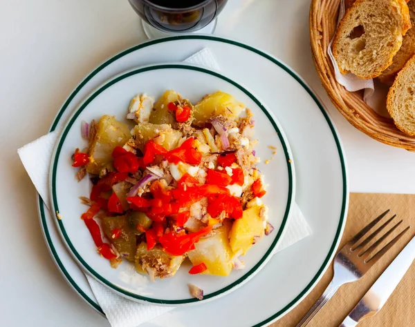 Insalata con patate sode, uova, tonno in scatola, olive, peperoni, cipolle — Foto Stock