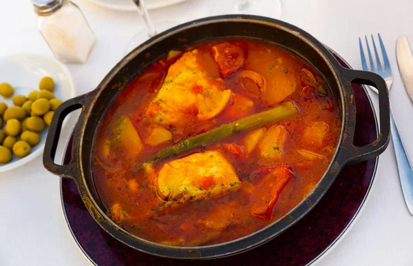 Merluse assado com legumes e molho de tomate — Fotografia de Stock