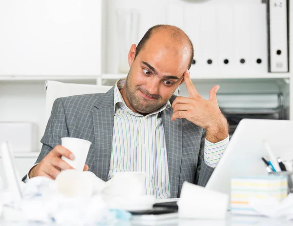 Männchen mit viel Arbeit und Problemen — Stockfoto