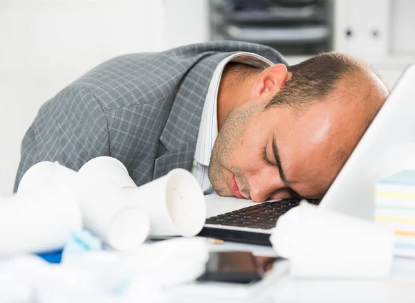 Mladý smutný muž unavený z práce a spánku — Stock fotografie