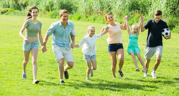 Familie spielt und läuft — Stockfoto