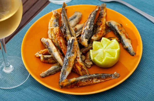 Appetizer fried anchovies with lemon, Spanish cuisine — Stock Photo, Image