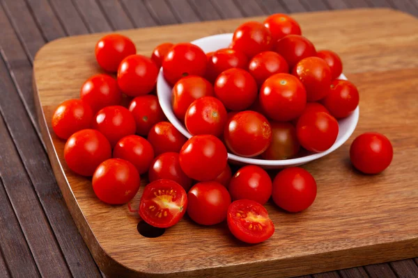 Foto de tomate cereja amontoado na mesa — Fotografia de Stock