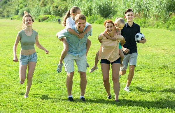 Familia jugando y corriendo —  Fotos de Stock