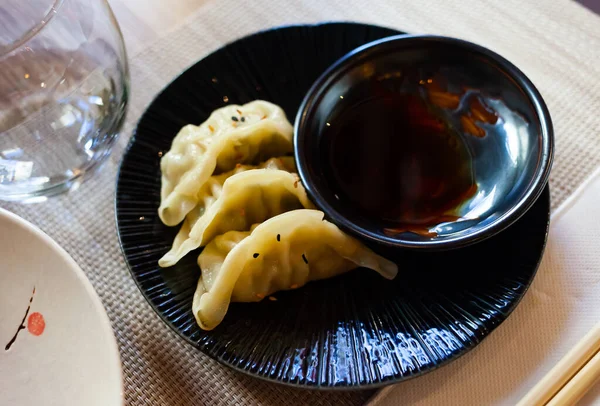 Японская еда гёза пельмени с мясом и креветками — стоковое фото