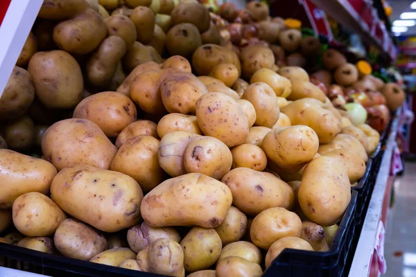 店での販売のための生ジャガイモ — ストック写真