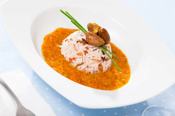 Gekookte rijst met kippenhart — Stockfoto