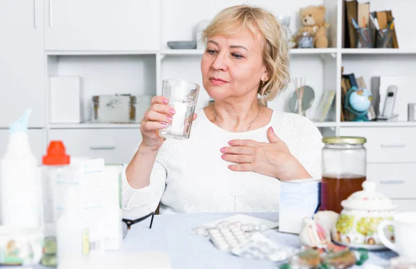 Reife Frau mit Medikamenten und Rechnungen — Stockfoto