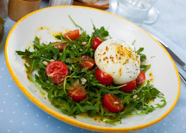 Friss saláta burrata sajttal — Stock Fotó