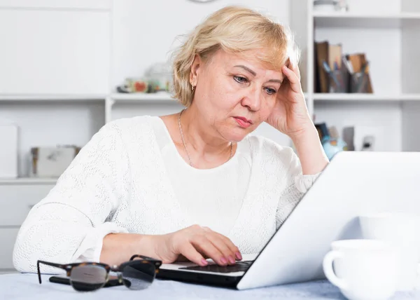 Mulher madura com laptop — Fotografia de Stock