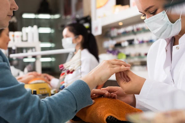 Maîtres des ongles effectuer manucure — Photo