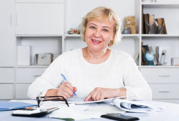 Woman engaged in home accounting — Stock Photo, Image