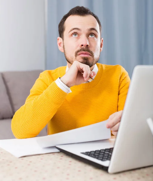 Hombre enfrentando dificultad —  Fotos de Stock