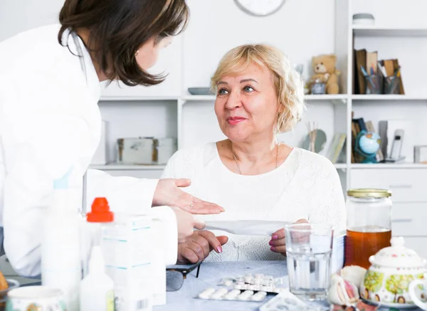 MATURA mujer y médico — Foto de Stock