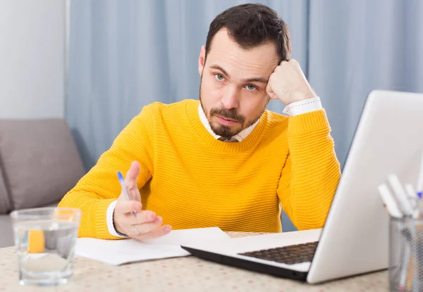 Mann bereitet sich auf Prüfungen vor — Stockfoto