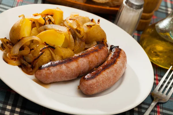 Saucisses grillées aux pommes de terre bouillies à table — Photo