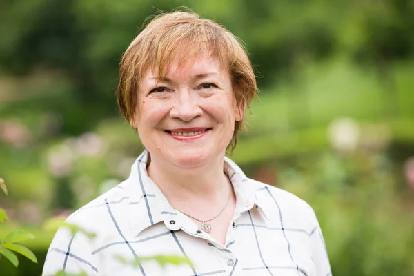 Retiree woman portrait outdoors — Stock Photo, Image