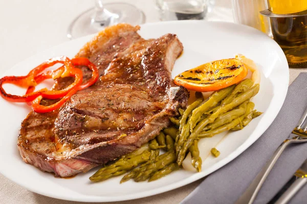 Entrecote with asparagus and orange — Stock Photo, Image