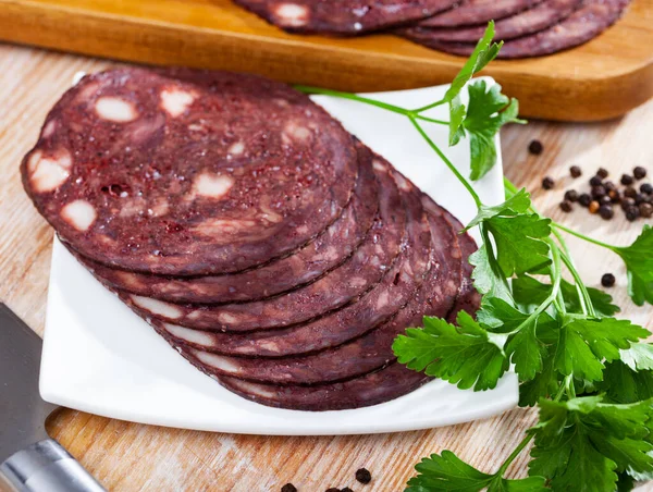 Zwarte puddingon geserveerd met parley op bord op houten tafel — Stockfoto