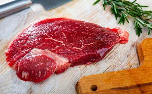 Carne cruda entrecote con rosmarino — Foto Stock