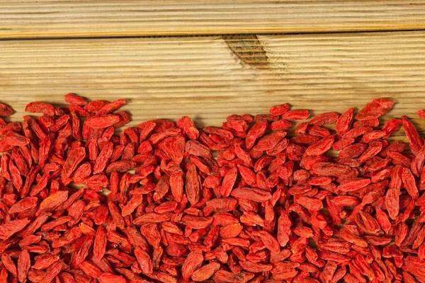 Goji bessen op licht houten oppervlak — Stockfoto