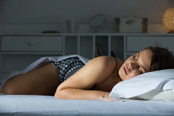 Sexig tjej i pygamas sover i sängen hemma — Stockfoto