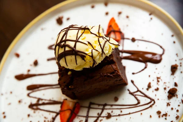 Bolo de chocolate tradicional doce brownie — Fotografia de Stock