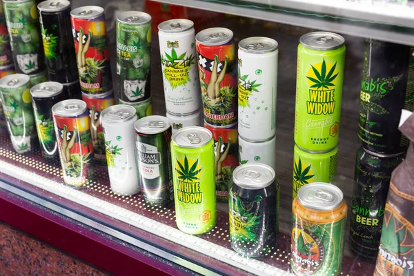 Produtos de cannabis na vitrine da loja — Fotografia de Stock