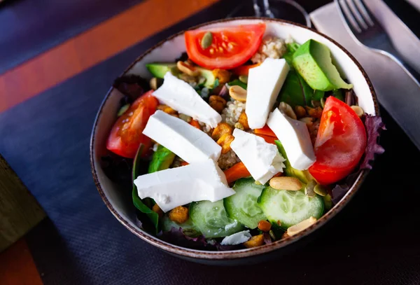 Salada de legumes com queijo fresco e quinoa — Fotografia de Stock