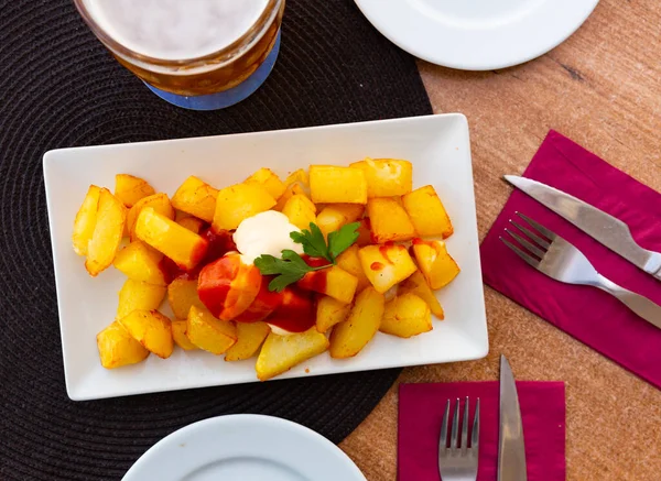İspanyol kızarmış patatesi bravas peynirli ve baharatlı soslu kırmızı biberli. — Stok fotoğraf