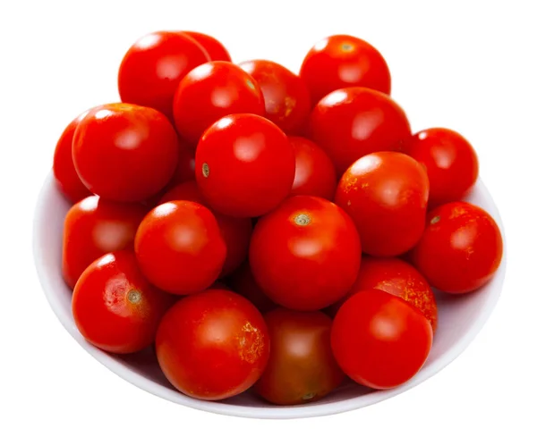 Zralé cherry tomate v bílém talíři — Stock fotografie