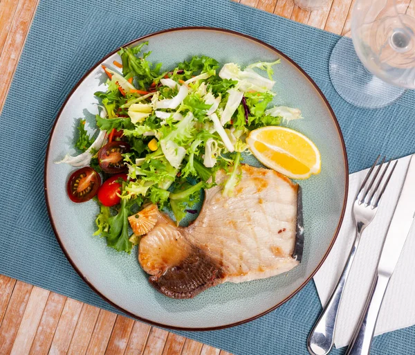 Bife de peixe de tubarão-porco com salada de legumes frescos — Fotografia de Stock