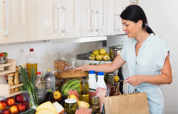 Female is posing in time cooking — Stock Photo, Image