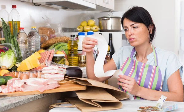 女性は食べ物のチェックに動揺している — ストック写真