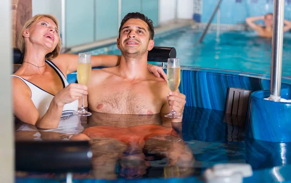 Homem e mulher estão desfrutando de celebração sua data — Fotografia de Stock